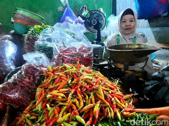Pedagang cabai di Pasar Induk Brebes, Senin (3/3/2025).