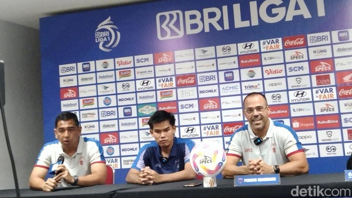 Pelatih Persita Tangerang, Fabio Lafundes (kanan) sesuai melawan Bali United, Minggu (2/3/2025) tengah malam.