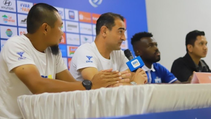 Pelatih PSIS, Gilbert Agius dan pemain Sudi Abdallah dalam sesi jumpa pers lawan Persija, Senin (3/3/2025).