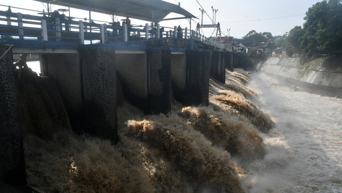 Warga merekam video debit air Sungai Ciliwung di Bendung Katulampa, Kota Bogor, Jawa Barat, Senin (3/3/2025). Hujan deras di wilayah Bogor dan sekitarnya sejak Minggu (2/3/2025) siang hingga malam hari mengakibatkan Tinggi Muka Air (TMA) Sungai Ciliwung di Bendung Katulampa, Kota Bogor, naik mencapai 220 sentimeter dengan status Siaga satu banjir pada pukul 21.33 WIB. ANTARA FOTO/Arif Firmansyah/YU