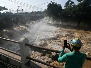 Penampakan Derasnya Aliran Air di Bendung Katulampa Bogor