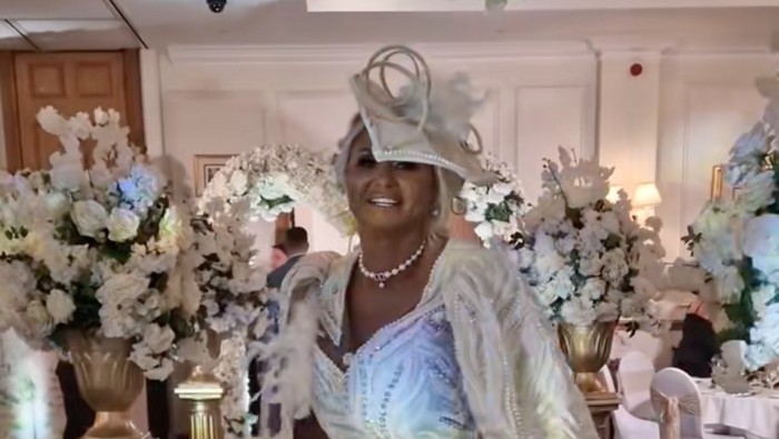 Penampilan ibu pengantin curi atensi