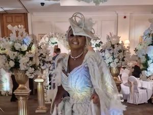 Viral Penampilan Heboh Ibu Pengantin yang Curi Sorotan, Banjir Nyinyiran