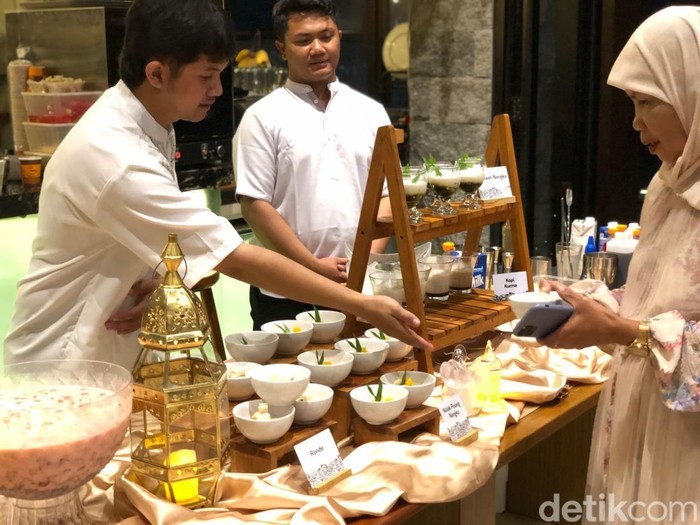 Penampilan live cooking di Restoran Awang-Awang Sky Lounge Kota Batu.