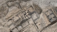 Para peneliti menemukan bahwa situs tersebut berasal dari masa pemerintahan Amenhotep III di Mesir dari tahun 1391 hingga 1353 SM, salah satu firaun paling berkuasa di negara tersebut. Para arkeolog juga menemukan bangunan, kuil keagamaan, dan rumah pemandian di seluruh pemukiman. Struktur kompleks tersebut mencakup bengkel, gedung administrasi, kuil, dan tempat tinggal. Hal ini menunjukkan bahwa pertambangan merupakan industri yang sangat terorganisasi dan diatur oleh negara di Mesir kuno.Foto: Dokumentasi Kementerian Pariwisata dan Purbakala Mesir
