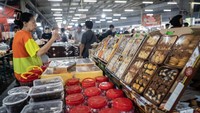 Warga memilih kue di Sentra Kue Subuh, Pasar Senen, Jakarta, Senin (3/3/2025). 