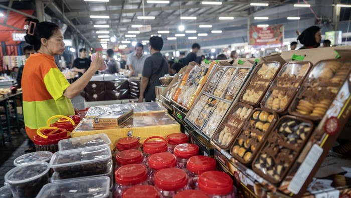 Penjualan kue di Sentra Kue Subuh Senen Pedagang menata kue di Sentra Kue Subuh, Pasar Senen, Jakarta, Senin (3/3/2025). Pedagang setempat mengaku omzet penjualan kue basah dan kering yang dijual mulai harga Rp1.000 hingga Rp165.000 per kuenya tersebut meningkat dari hari biasa Rp1 juta per hari menjadi Rp2,5 juta per hari pada bulan Ramadhan. ANTARA FOTO/Bayu Pratama S/YU