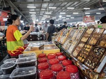 Berkah Ramadan, Omzet Pedagang Sentra Kue Subuh Senen Meningkat