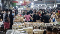 Pedagang setempat mengaku omzet penjualan kue basah dan kering meningkat dari hari biasa Rp 1 juta per hari menjadi Rp 2,5 juta per hari pada bulan Ramadan. 