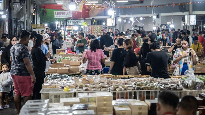 Penjualan kue di Sentra Kue Subuh Senen Pedagang menata kue di Sentra Kue Subuh, Pasar Senen, Jakarta, Senin (3/3/2025). Pedagang setempat mengaku omzet penjualan kue basah dan kering yang dijual mulai harga Rp1.000 hingga Rp165.000 per kuenya tersebut meningkat dari hari biasa Rp1 juta per hari menjadi Rp2,5 juta per hari pada bulan Ramadhan. ANTARA FOTO/Bayu Pratama S/YU
