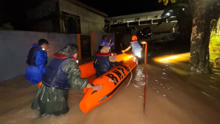 Personel BPBD di lokasi banjir di Muara Enim.
