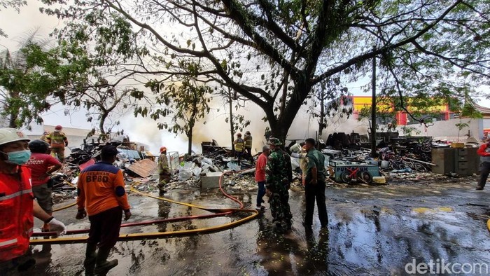Petugas Damkar saat berupaya memadamkan api yang membakar gudang rongsok di Tirtonirmolo, Kasihan, Bantul, Senin (3/3/2025).