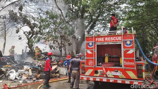 Petugas Damkar saat berupaya memadamkan api yang membakar gudang rongsok di Tirtonirmolo, Kasihan, Bantul, Senin (3/3/2025).