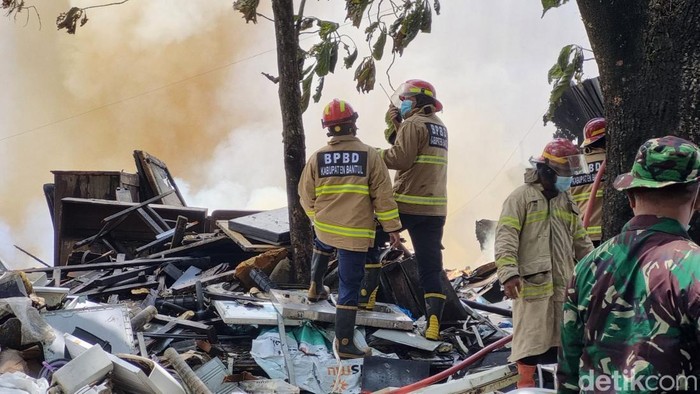 Petugas Damkar saat berupaya memadamkan api yang membakar gudang rongsok di Tirtonirmolo, Kasihan, Bantul, Senin (3/3/2025).