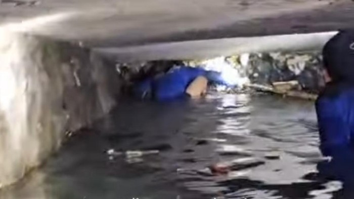 Petugas Dinas PUPR Depok membersihkan sampah sisa banjir di gorong-gorong Jalan Margonda Raya, Depok, Jawa Barat. Mereka sampai menyelam ke gorong-gorong. (dok PUPR Depok)