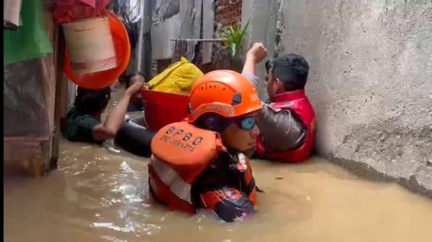 Petugas campuran terus menangani banjir di wilayah Jakarta. Pada sore ini, wilayah rukun tetangga (RT) nan kebanjiran di Jakarta tersisa di 52 titik. (dok BPBD Jakarta)