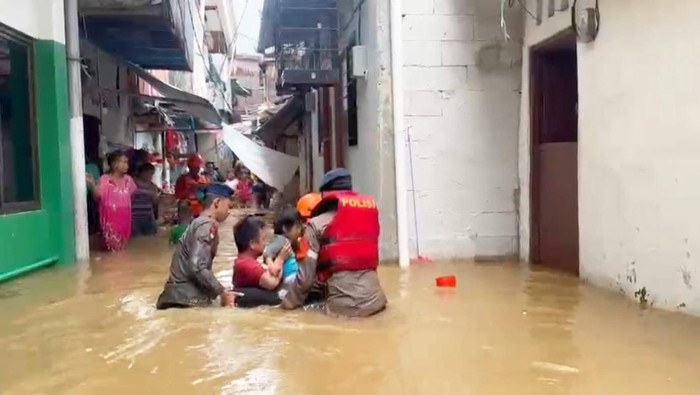 Petugas gabungan terus menangani banjir di wilayah Jakarta. Pada sore ini, wilayah rukun tetangga (RT) yang kebanjiran di Jakarta tersisa di 52 titik. (dok BPBD Jakarta)