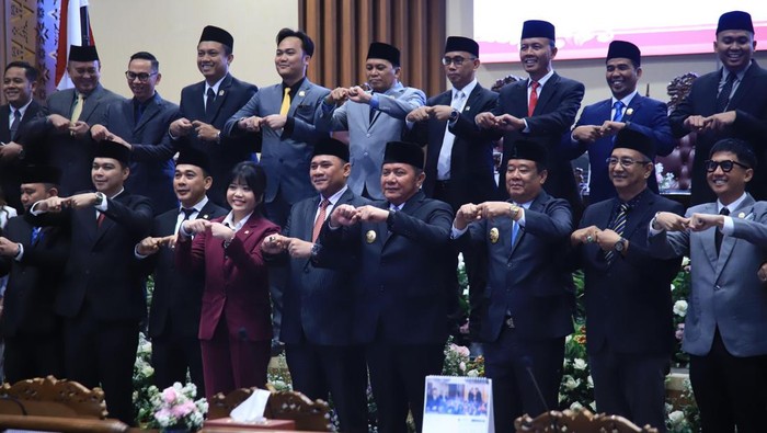 Pimpinan dan anggota DPRD Sumsel foto bersama dengan Gubernur Herman Deru dan wakil Gubernur Sumsel Cik Ujang