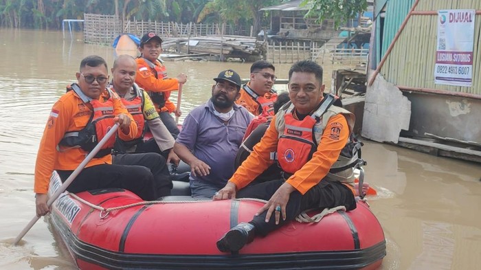 Polisi bersama BPBD Kota Bekasi mengevakuasi warga yang terjebak banjir di Teluk Pucung, Bekasi Utara.