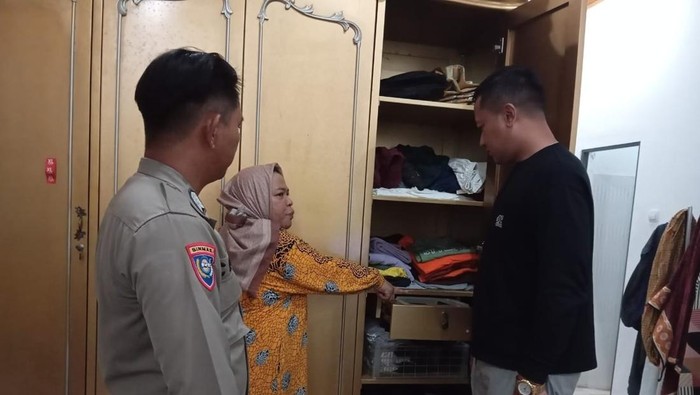 Polisi saat melakukan olah TKP di rumah warga Garut yang alami pencurian.