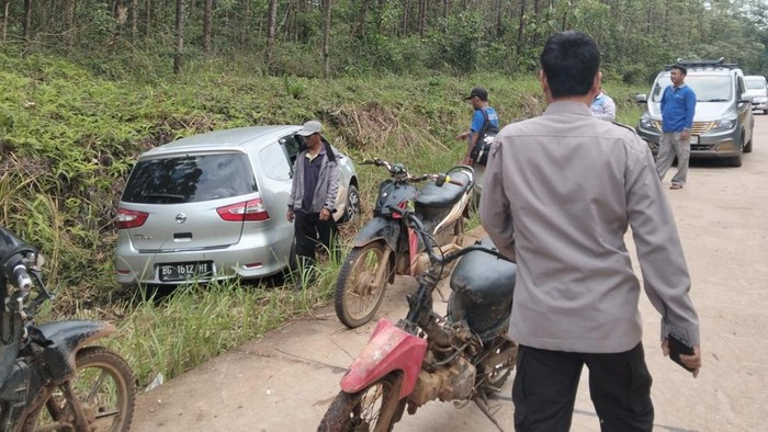 Polsek BTS Ulu tengah melakukan cek TKP laka lantas yang mengakibatkan satu orang tewas