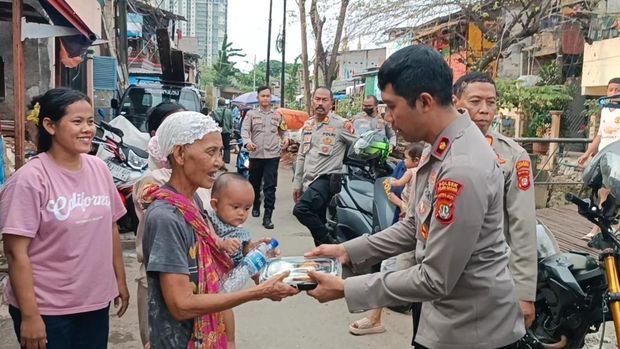 Polsek Kelapa Gading keliling membagikan takjil kepada pemulung dan pedagang asongan di Kelapa Gading, Jakarta Utara, Senin (3/3/2025).