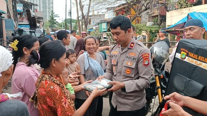 Polsek Kelapa Gading keliling membagikan takjil kepada pemulung dan pedagang asongan di Kelapa Gading, Jakarta Utara, Senin (3/3/2025).