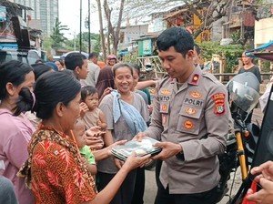 Polisi Keliling Bagikan Takjil ke Pemulung di Kelapa Gading