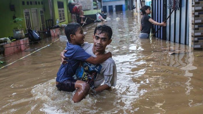 Potret Kramat Jati Jakarta Terendam Banjir Warga berjalan melintasi banjir di kawasan Jalan Jembatan 1, Kramat Jati, Jakarta, Senin (3/3/2025). Kawasan di sepanjang aliran Kali Ciliwung tersebut terendem banjir setinggi 30 cm - 130 cm akibat luapan Bendungan Katulampa yang sudah mencapai siaga satu pada Minggu (2/3) malam. ANTARA FOTO/Asprilla Dwi Adha/YU