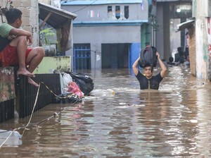 Banjir Masih Genangi 32 RT dan 5 Ruas Jalan Jakarta Pagi Ini