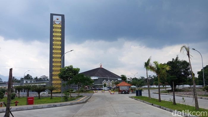 Potret Masjid Agung Jawa Tengah (MAJT) An-Nuur di Magelang. Foto diunggah Senin (3/3/2025).
