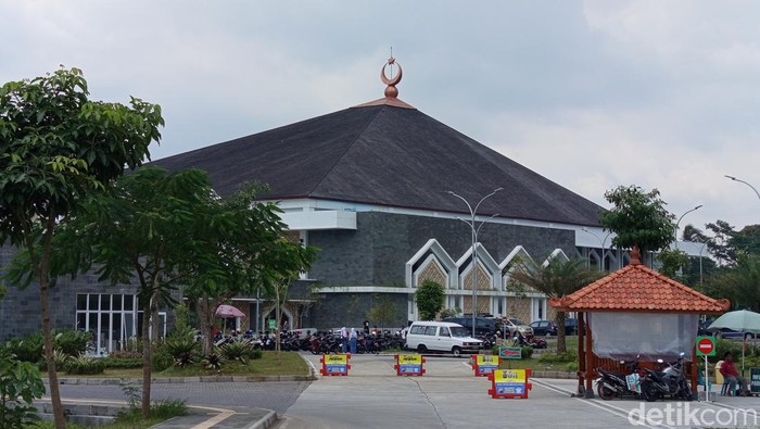 Potret Masjid Agung Jawa Tengah (MAJT) An-Nuur di Magelang. Foto diunggah Senin (3/3/2025).