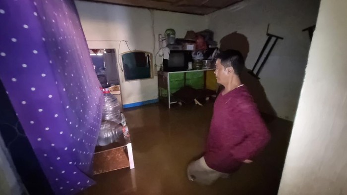 Potret rumah warga di Pejaten Timur, Pasar Minggu, Jakarta Selatan terendam banjir.