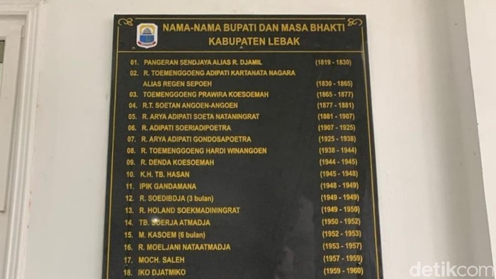 Prasasti berisi deretan nama bupati Lebak. (Fathul Rizkoh/detikcom)