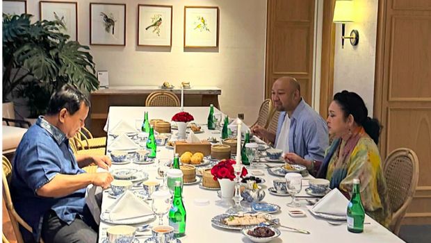 Presiden Prabowo Subianto membagikan momen berbuka bersama Titiek Soeharto dan putranya, Didit Hediprasetyo pada Minggu (2/3/2025) di akun Instagram resminya. (Instagram/@prabowo)
