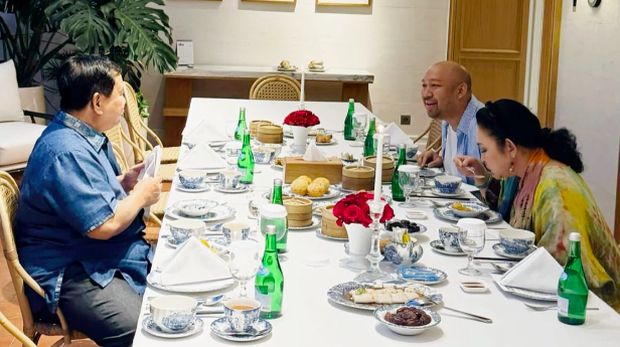 Presiden Prabowo Subianto membagikan momen berbuka bersama Titiek Soeharto dan putranya, Didit Hediprasetyo pada Minggu (2/3/2025) di akun Instagram resminya. (Instagram/@prabowo)
