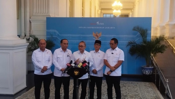 Presiden Prabowo Subianto memutuskan untuk membentuk koperasi desa di seluruh Indonesia.