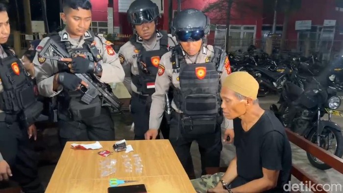 Pria kepergok buang sabu ke pekarangan rumah warga di Makassar.