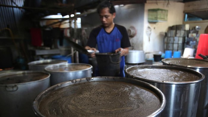 Produksi Cincau Meningkat untuk Kebutuhan Ramadan Pekerja memasak air cincau saat proses produksi cincau di salah satu Industri Kecil Menengah (IKM), Kampung Laksana, Kuta Alam, Banda Aceh, Aceh, Senin (3/3/2025). Menurut pelaku usaha di daerah itu, produksi cincau sejak awal Ramadhan 1446 Hijriah mengalami peningkatan menjadi 500 kotak cincau per hari dibanding Ramadhan tahun 2024 sebanyak 450 kotak cincau per hari, sementara harga penjualan masih normal yaitu Rp25.000 per lempeng. ANTARA FOTO/Ampelsa/YU