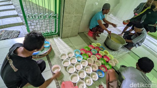 Proses memasak bubur Inda di Masjid Pekojan Semarang, Senin (3/3/2025). Proses memasak ini menggunakan alat khusus seperti dandang tembaga dan bahan bakar kayu agar matang merata.