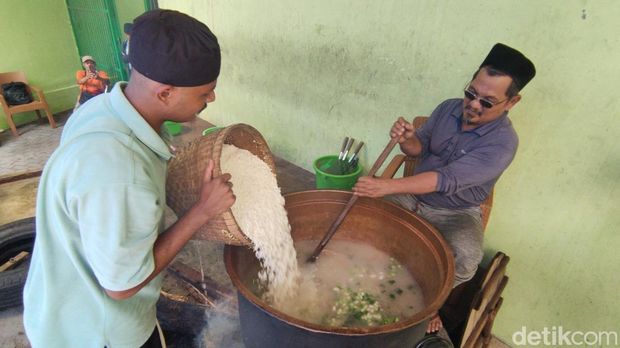 Proses memasak bubur Inda di Masjid Pekojan Semarang, Senin (3/3/2025). Proses memasak ini menggunakan alat khusus seperti dandang tembaga dan bahan bakar kayu agar matang merata.