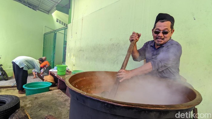 Proses memasak bubur Inda di Masjid Pekojan Semarang, Senin (3/3/2025). Proses memasak ini menggunakan alat khusus seperti dandang tembaga dan bahan bakar kayu agar matang merata.