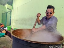 Mengintip Proses Masak Bubur India Legendaris di Masjid Pekojan Semarang