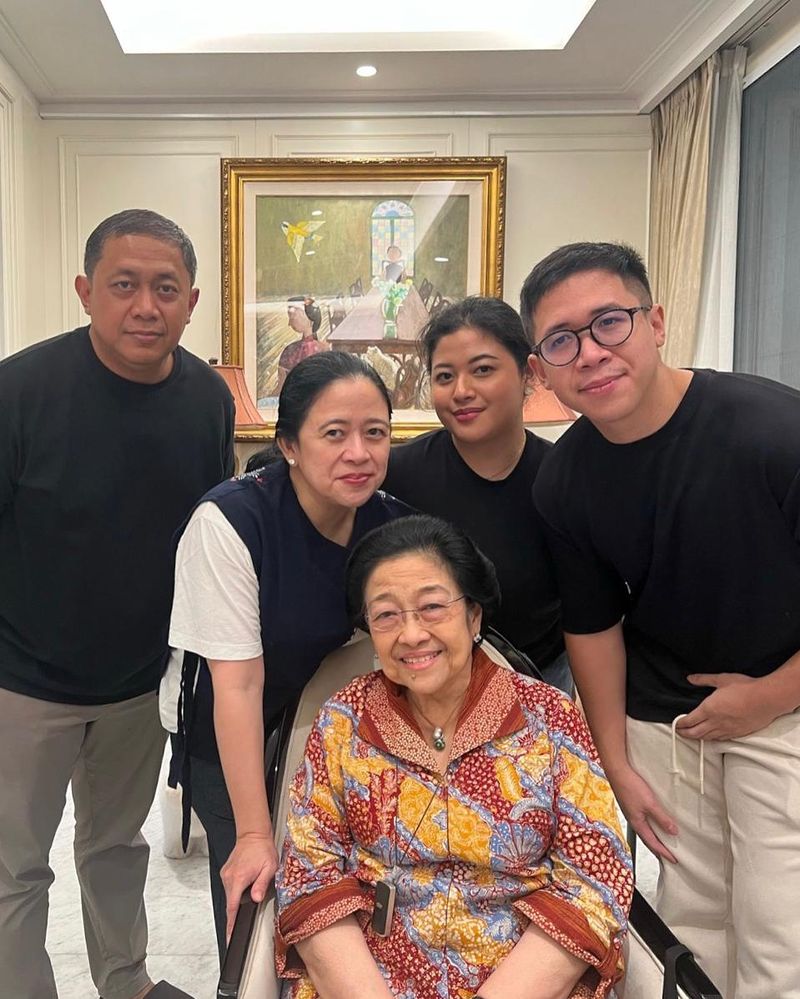 Ketua DPR sekaligus Ketua DPP PDIP Puan Maharani mengunggah momen buka puasa bersama dengan Ketum PDIP Megawati Soekarnoputri. Dalam momen itu, suami dan kedua anak Puan turut ikut buka bersama.
