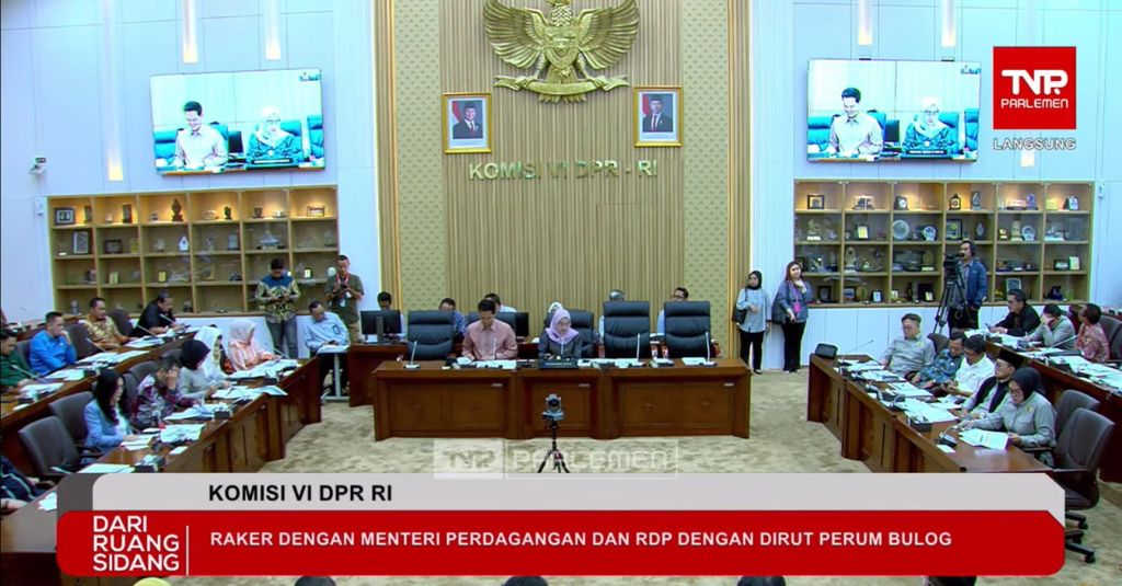 Rapat Kerja Komisi VI DPR RI bersama Menteri Perdagangan dan Dirut Perum Bulog, Senin (3/3/2025). (Tangkapan Layar Youtube DPR RI)