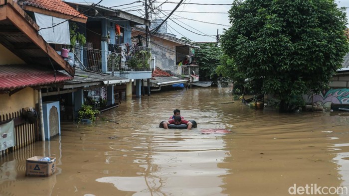 Rawajati Kebanjiran, Warga Sibuk Evakuasi Diri Kawasan Rawajati, Jakarta, terendam banjir kiriman dari Bogor. Warga pun sibuk mengevakuasi diri.
