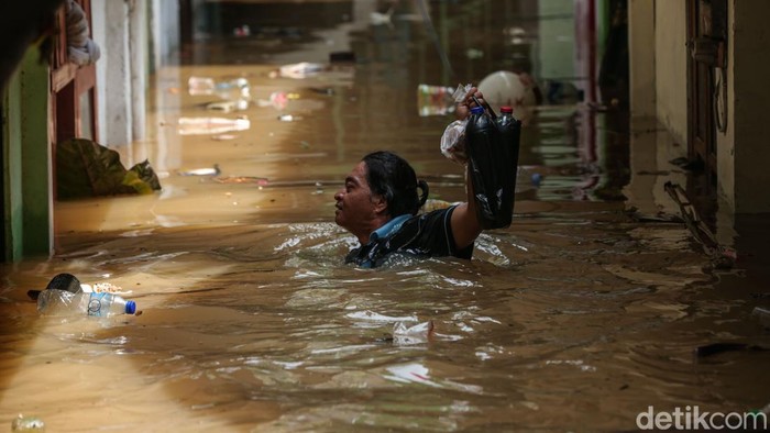 Rawajati Kebanjiran, Warga Sibuk Evakuasi Diri Kawasan Rawajati, Jakarta, terendam banjir kiriman dari Bogor. Warga pun sibuk mengevakuasi diri.