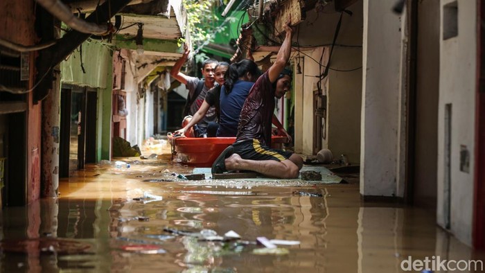 Kawasan Rawajati, Jakarta, terendam banjir kiriman dari Bogor. Warga pun sibuk mengevakuasi diri.