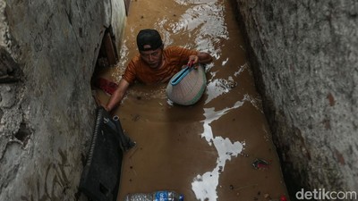 Rawajati Jakarta Kebanjiran, Warga Sibuk Evakuasi Diri