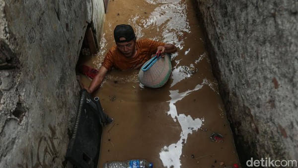 Rawajati Jakarta Kebanjiran, Warga Sibuk Evakuasi Diri